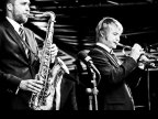 Flow 08 -kuvia: The Five Corners Quintet, saksofisti Timo Lassy ja trumpetisti Jukka Eskola