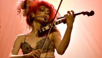 Emilie Autumn soittamassa viuluaan Nosturissa 18.4.2009