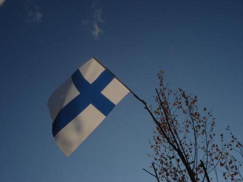 Suomenlippu Suomen taivasta vasten.