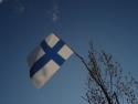 Suomenlippu Suomen taivasta vasten.