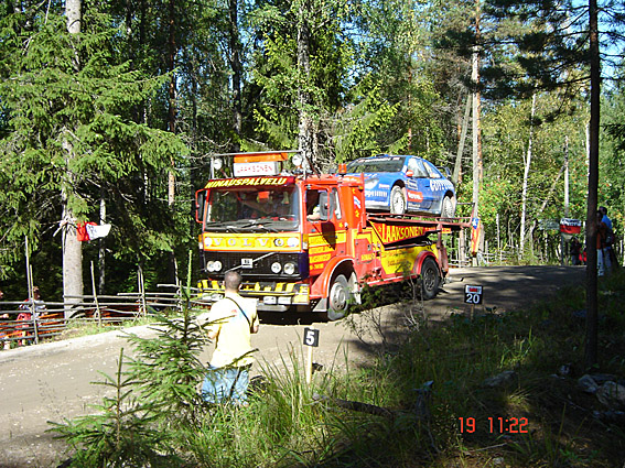 WRC korkealla Ouninpohjan keltaisella talolla