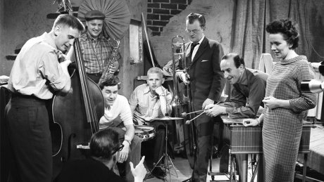 Vasemmalla neljä tuntematonta miestä ja keskellä Risto Vanari, Pentti Lasanen, Eric Lindström ja Helena Siltala oikealla. - Kuva: YLEn kuvapalvelu, 1959