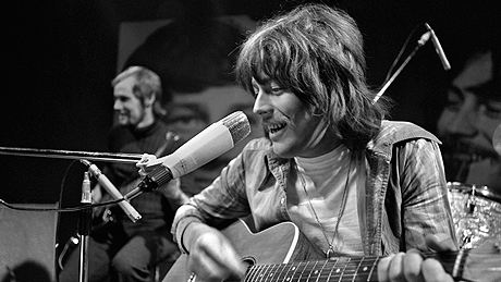 Irwin Goodman TV2:n studiolla 1971, taustalla basisti Timo Lehtonen