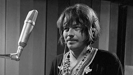 Irwin levyttää studiossa Helsingissä laulua ja puheosuutta kappaleeseen "Onnellinen kansa" 1970.