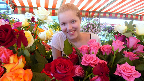 Jenna Bågeberg ruusujen keskellä Turun torilla 2011
