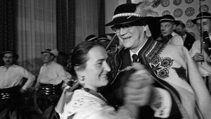Urho Kekkonen tanssii masurkkaa Puolassa vuonna 1964