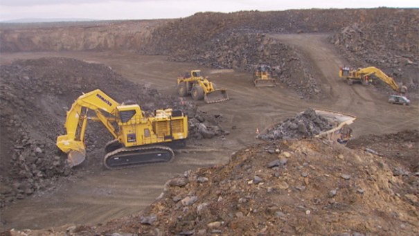 Työkoneet Kevitsan kaivoksella kesäkuussa 2012