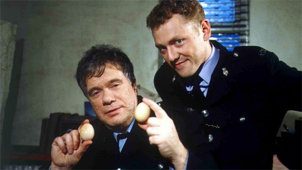 Aidensfieldin poliisit Alf Ventress (William Simons) ja Phil Bellamy (Mark Jordon).