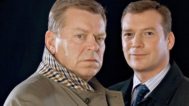 Rikostarkastaja Andy Dalziel (Warren Clarke, vas.) ja rikoskomisario Peter Pascoe (Colin Buchanan).