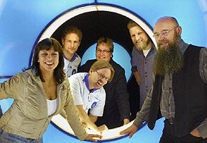 Satu Silvo, Esko Valtaoja, Meku Manner, Jaakko Heinimki, juontajat Lorenz Backman j a  Antti Korhonen, kuva: Sampo Rautamaa 2004