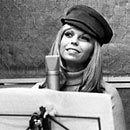 kuva: http://www.nancysinatra.com/gallery/recording_01.html