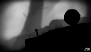 Synkkä kuva Limbo-pelistä, jossa kivi on vyörymässä alamäkeä poikaa kohti.