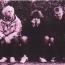 Contrust-yhtyeen promokuva, jossa hyvin suttuisessa kuvassa esiintyvät bändin jäsenet. Neljä tyyppiä istuu penkillä.
