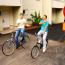 Nost3 & Protro-yhtyeen promokuva, jossa kaksikko ajaa pihalla polkupyörillä nauraen tienlaidassa olevalle "Pyöräily kielletty"-liikennemerkille.