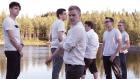 Juluma-yhtyeen promokuva, jossa neljä valkoisiin t-paitoihin sonnustautunutta bändin jäsentä sekalaisesti ryhmittyneenä järvenrannalla.
