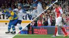 Muokatussa kuvassa vasemmalla ote Ukraina-Suomi-jääkiekko-ottelusta ja oikealla Arsenalin Laurent Koscielny.