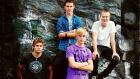 Pointless 80-yhtyeen varhainen promokuva, jossa neljä bändin jäsentä poseeraavat kallioseinämän edessä.