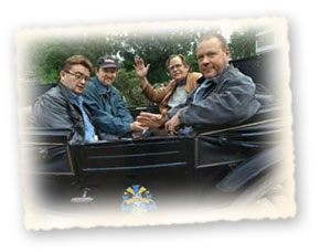 Lindhofin suvun vaunuissa vasemmalta oikealle tuottaja Raimo Mikkola, kuvaaja Timo Kapanen, ohjaaja Carl Mesterton ja lavastaja Juhani Pirskanen. 