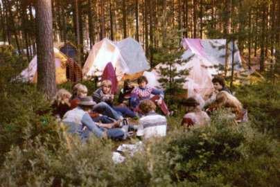 Isomäen leirintäalue Pori Jazz -77. Nokian porukkaa leirissään  valmiina seikkailuihin. - Pekka