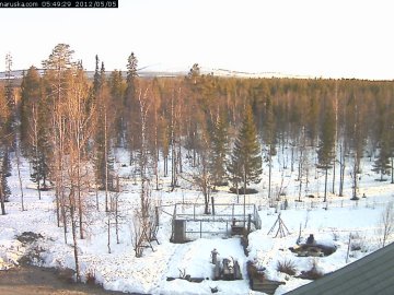 Kari Santala lähetti kuvan 5.5.2012 Katsele, kuuntele kevättä -lähetykseen: Meillä on täällä täysi talvi. Lunta on sääasemani mittarissa vielä 45 senttiä. Pakkasta tänä aamuna on -6 astetta ja aurinko paistaa täydeltä taivaalta.