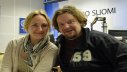 Näyttelijä Sanna Stellan ja stand up -koomikko Ismo Leikola  hymyilevät Radio Suomen studiossa. 