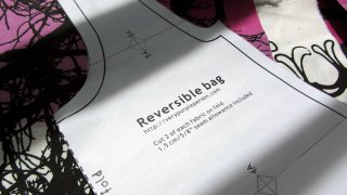 http://verypurpleperson.com/2010/04/making-reversible-bag.html