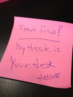 Post-it-lappu: My desk is yours