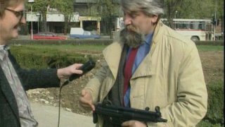 Republika Srpskan johtaja ase kädessä