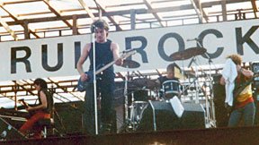 Kuvassa U2-yhtye Ruisrockissa 1982. Kuva: Jorma Kivistö