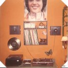 Myös tämän lähetti Anitta Castrén: "kuvassa kotona asuessani oma huone 1973. Sen ajan tekniikkaa, julistetta."