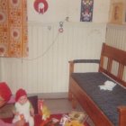 Anne-Maj Terävä lähetti tämän otoksen saatesanoilla: "Ensimmäinen joulu oman perheen kesken 1974. Vaatimaton asunto , ilman mukavuuksia. Puuhella ja kaivo pihalla, mutta oltiin onnellisia !"