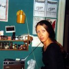 Liisa Jalavan toinen kisakuva: "Seinät turkoosit, lamppu keltainen. Pöydällä Philipsin kasettimankka. Päässä ensimmäiseltä Kreikan matkalta hankittu huivi. Kuva vuodelta 1976."