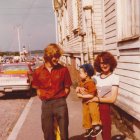 Pete Henell lähetti tämän kuvan. "Tässä olisi kuva Isästä, äidistä ja minusta 70-luvun lopulta Oulusta Kauppurienkadun päästä, taka alalla näkyy Oulun tori."