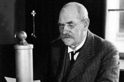 Kuva: Svinhufvud pitmss radiopuhetta 1930-luvulla. Lehtikuva.