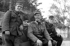 Kuva: Keskell TK-kuvaaja Eino Nurmi ja kaksi saksalaista sotilasta jatkosodassa Aunuksen valtauksen jlkeen syyskuussa 1941.
YLE