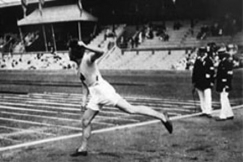 Kuva: Tukholman olympialaiset 1912. 
Julius Saaristo heitt�� keih�st�. 
YLE