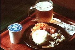 Kuva: Ruoka-annossa, jossa on uunimakkaran kyytipoikana maitoa ja tuopillinen olutta. YLE kuvanauha.  