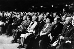 Kuva: Kemin lakko. Sosialidemokraattien kokous lakon vuoksi. Eturiviss Vin Tanner.
(1949)
Pressfoto