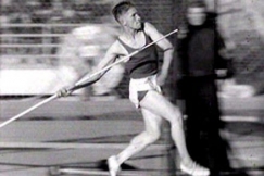 Kuva: Yrj� Nikkanen heitt�� keih�st�. YLE kuvanauha.