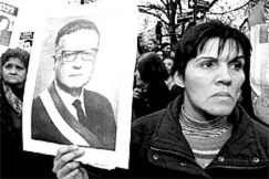 Kuva: Chilelinen nainen pit kdessn 
entisen presidentin 
Salvador Allenden
valokuvaa.
(1998)
AP Graphics Bank