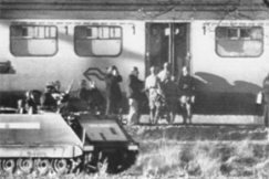 Kuva: Poliiseja ja pidtettyj molukkiterroristeja kaapatun junan ulkopuolella. (1975)