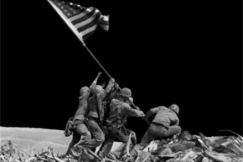 Kuva: Yhdysvaltojen merijalkaven 
sotilaat nostavat thtilipun 
Iwo Jima -saaren 
Suribatsi -vuoren huipulle.
(23.2.1945)
AP Graphics Bank