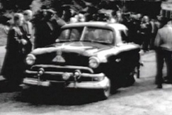 Kuva: Vakiomallinen Ford lhdss Jyvskyln suurajoihin. (1953) YLE kuvanauha.