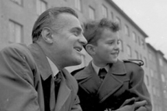 Kuva: Tauno Palo poikansa kanssa.
(1960-luvu)
Kalle Kultala