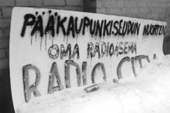 Kuva: Radio Cityn mainoskyltti. 
Elvn musiikin yhdistys, 
ELMU:n toimitalo.
(1985)
Pentti Palmu
