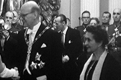 Kuva: Tasavallan presidentti Urho Kekkonen ja rouva Sylvi Kekkonen Linnan juhlilla 1956. YLE kuvanauha.