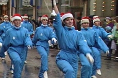 Kuva: Naisvoimistelijat marssivat jouluparaatissa. YLE kuvanauha. 