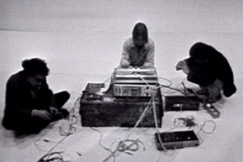 Kuva: Peter Widn, Arto Koskinen ja Tommi Parko soittavat Shkkvartetti-laitteella. (1969) YLE kuvanauha.