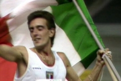 Kuva: Salvatore Antibo 10 000 metrin kunniakierroksella. (1990) YLE kuvanauha.