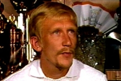 Kuva: Martti Vainio tiedotustilaisuudessa. (1984) YLE kuvanauha.